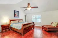 4 Bed 3 Ba Reno w/ Saltwater Pool (Heated) 2 miles to Sanford Stadium/Downtown
