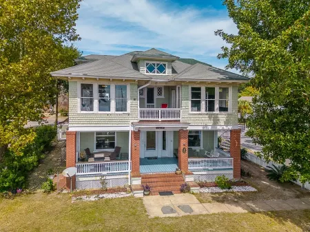 Beautiful Beach House sleeps 12 Отели рядом с Keesler Air Force Base