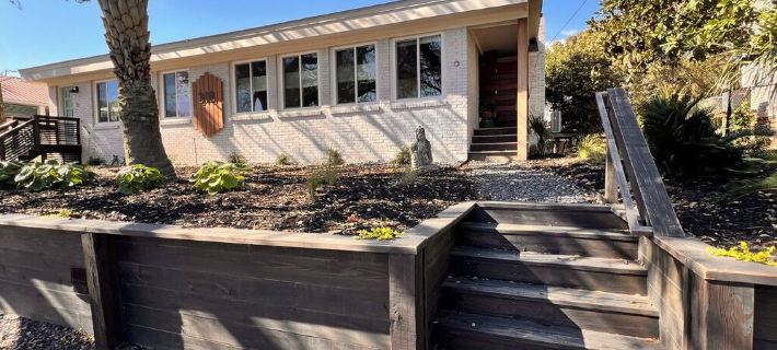 Beautiful, comfortable modern home, 1.5 blocks from the BEACH & Center Ave Hotels in Folly Beach