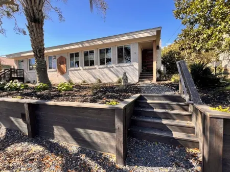 Beautiful, comfortable modern home, 1.5 blocks from the BEACH & Center Ave