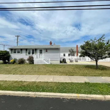 3 bedroom Cottage w/ Tiki Bar, great location in Ship Bottom