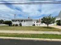 3 bedroom Cottage w/ Tiki Bar, great location in Ship Bottom