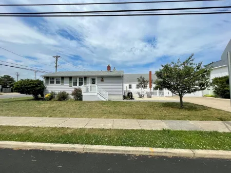 3 bedroom Cottage w/ Tiki Bar, great location in Ship Bottom