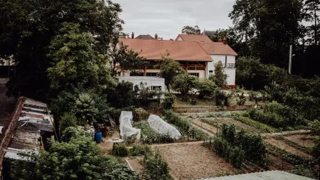 Beautiful apartment on the banks of the Seine at Vernon Giverny sleeps 4 Отели рядом с достопримечательностью «Foret de Bizy»