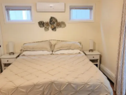 Stylish Downstairs Apt. Walk to Town, Train, & Beach Ferry! Off-Street Parking. Hotels in Greenwich