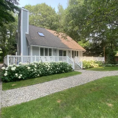 3 BR Luxury Family Retreat-Walk To Beach, Fireplace, Grill, Game Rm, Fire Pit