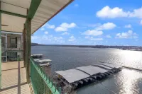 AMAZING TOP FLOOR LAKE VIEWS! UPDATED CONDO, 3 BR/2BA, GREAT LOCATION, 39' SLIP