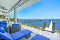 Casamigos. Luxury waterfront-Swim with Dolphins-Private Beach. Pet Friendly!