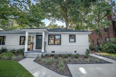 Quintessential 2-bedroom bungalow in the heart of Shandon in Columbia, SC. Hotels near Williams-Brice Stadium