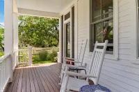 Cape Porpoise village with harbor views.  Walk to shops and restaurants.