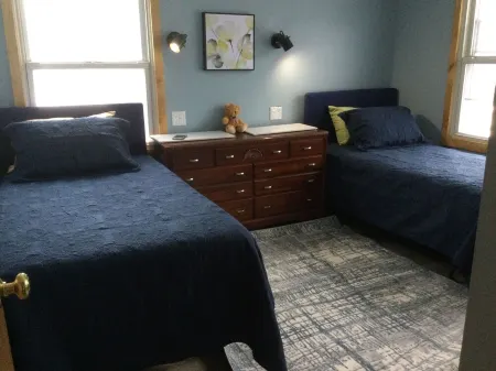 Lake Life - at Dockside Resort, Near Snowmobile Trails and Bohemia. Отели в г. Куино Каунти