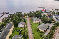 Cozy 2 bedroom water view retreat nestled in the heart of downtown Mount Dora.