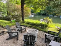 Cozy Lakefront Cottage on Candlewood- swim, relax, hike, wineries 90min from NYC