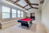 Luxury 6 BR, 5.5 baths with fabulous outdoor kitchen and pool!Sleeps 14