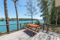 Laurel Shore Cottage with Seasonal Private Tidal Dock, Pet friendly.