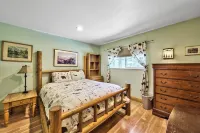 Tahoe Ranch, Summertime Pool, Hot Tub, on River, 3Bd, 2 BA, Family & Dog OK Walk