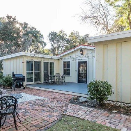 Old Town Bluffton Cottage + Free Golf Cart - Fenced Yard - Downtown - Sleeps 8