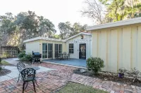 Old Town Bluffton Cottage + Free Golf Cart - Fenced Yard - Downtown - Sleeps 8