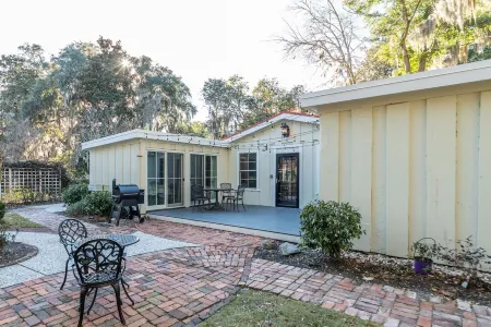 Old Town Bluffton Cottage + Free Golf Cart - Fenced Yard - Downtown - Sleeps 8 Отели в г. Блаффтон