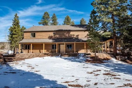 Cabin Lodge at Panguitch Lake Sleeps 18, wifi, good roads, year round access