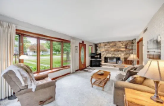 Well maintained home. Close to events. EAA, Packer games, Mile of Music.