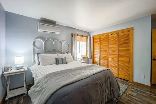 Experience nature in your cozy Munds Park 4-bedroom cabin by Coconino Forest