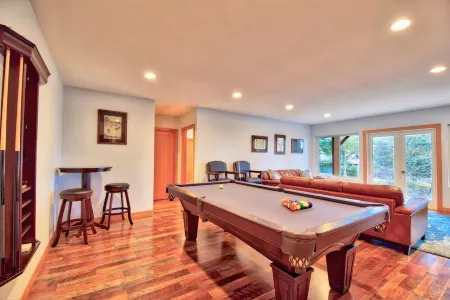 Newer Home - NW Modern w/ Hot Tub near Rosario Отели рядом с достопримечательностью «Summit Learning Center»