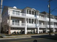 NEW! Corner Townhouse: 3BR, 2 balcony home, 2 blocks to beach!