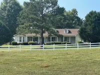 Beautiful family-sized retreat near Troy University. Large Porch & Cozy Patio!