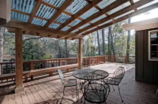 Hickory Suite: Luxury Studio in Safe/Central Location by WholeFoods & Hospitals