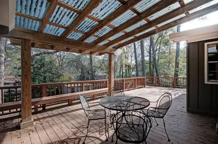 Hickory Suite: Luxury Studio in Safe/Central Location by WholeFoods & Hospitals