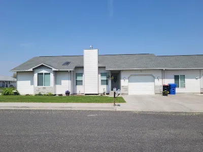 Quiet Neighborhood! - HOT TUB Retreat!