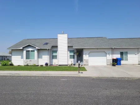 Clean & Quiet! - Hot Tub Retreat!