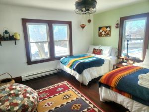 The Odd Dog Retreat w/HotTub, Kayaks, Bikes, Games