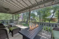 3 Bed/ 3.5 Bath on the River, Firepit, Firetable, CornHole, Amazing Location!!!