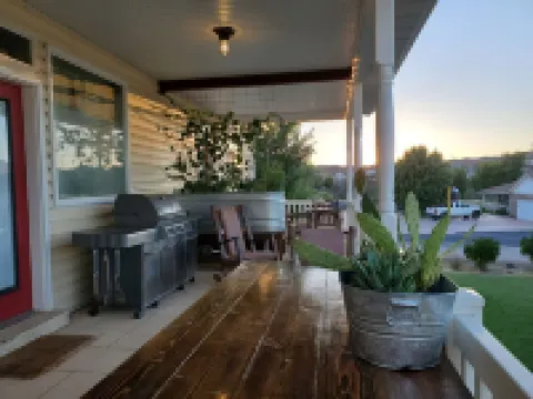 Gorgeous private suite in ranch home with full kitchen/laundry and Jacuzzi tub!