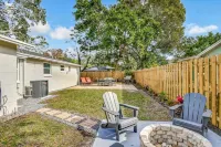 New Remodel 3/2 close to the beaches + large private fenced yard Hôtels à proximité de : Bardmoor Promenade