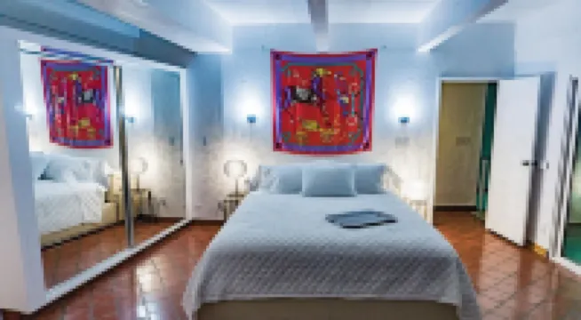 Hollywood Hills jetliner views among the stars