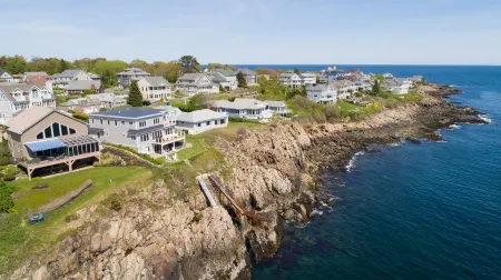 Luxurious Oceanfront Property: A Cruising Feeling Awaits You ! Отели рядом с достопримечательностью «Лонг Сандс Бич»