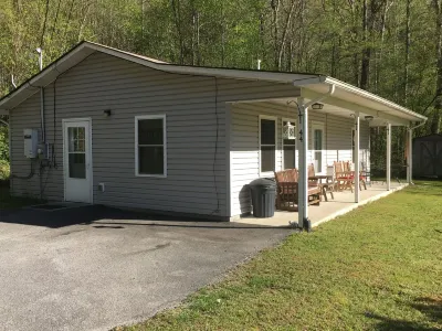 Quiet, peaceful, relaxing getaway from a stressful life! Great Fishing! Hotels near Mingus Mill