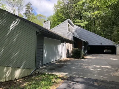 Watkins Glen, Corning, Finger Lakes 3 BR 3 Bath w/ Hot Tub