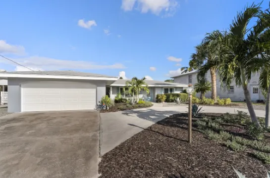 Casa di Amici – Heated Saltwater Pool and Canal Home Near Ami & Much More!