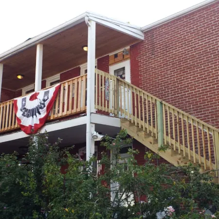 Lincoln Quarters, 2nd floor, Only 2 blocks to the center of town.