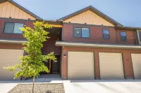 Brand New Townhome - 10 Minutes from Downtown