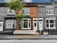 Luxury hi-spec large Victorian townhouse, sleeps 9.  Free wifi and feee parking.