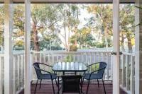 Time to wind down, hear the birds, the Sea. New EV Charger.Double Spa Bath. 론 호텔