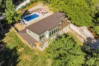 West Fork Pool and Hot Tub- 10 mins to Fay, Devils Den