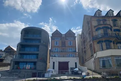 LUXURY PENTHOUSE APARTMENT ALONG  ILFRACOMBE SEAFRONT! GREAT FOR FAMILIES ! Hotel dekat Heddon Valley