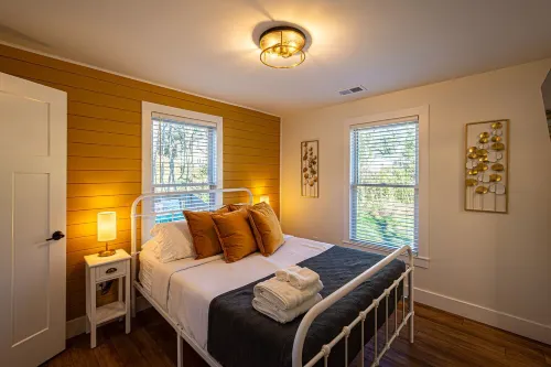 10 Min Walk to Downtown Dahlonega! Cozy 2 Br, 2 BA Cottage