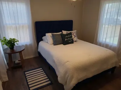 Quiet and Cozy Cottage -10 minutes from the beach! 鄰近Selena Museum的酒店